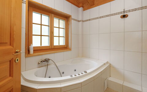 Dörfli: Vasca Da Bagno, Idraulico Fixture, Bagno, Pavimentazione, Interior Design, Legna, Pavimento, Rubinetto, Idraulico