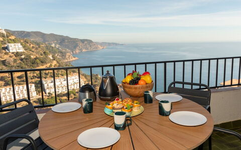 Seaview Salions: Tavolo, Cielo, Tavola, Nube, Mobilia, Proprietà, Sedia, Vaso Di Fiori, Acqua, Cibo
