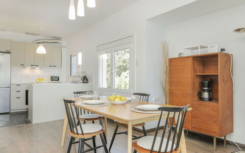 Seaview Salions: Mobilia, Interior Design, Pavimentazione, Sedia, Pavimento, Sala Da Pranzo, Tavolo, Cucina & Sala Da Pranzo Tavolo, Legna, Soffitto