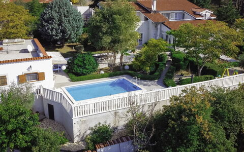 Villa Bloom Garden: Costruzione, Finestra, Albero, Pianta, Botanica, Architettura, Vegetazione, Urban Design, Casa, Lotto