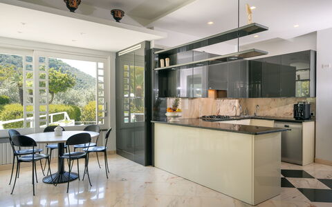 Villa Antonietta: Cabinetry, Mobilia, Controsoffitto, Proprietà, Tavolo, Costruzione, Sedia, Cucina, Legna, Illuminazione