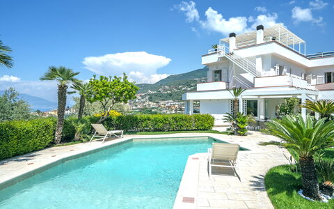 Villa Antonietta: Nube, Acqua, Pianta, Cielo, Costruzione, Azzurro, Piscina, Albero, Arecales, Tempo Libero