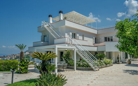 Villa Antonietta: Cielo, Pianta, Proprietà, Costruzione, Finestra, Nube, Albero, Zona Residenziale, Casa, Porta