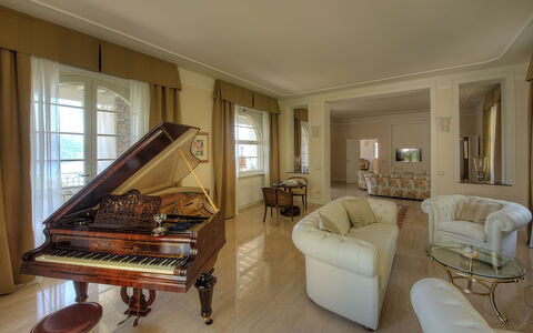 Villa Ermelinda: Mobilia, Finestra, Cornice, Costruzione, Interior Design, Divano, Legna