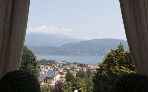 Villa Ermelinda: Cielo, Costruzione, Proprietà, Giorno, Acqua, Pianta, Luce, Azzurro, Foglia, Shade