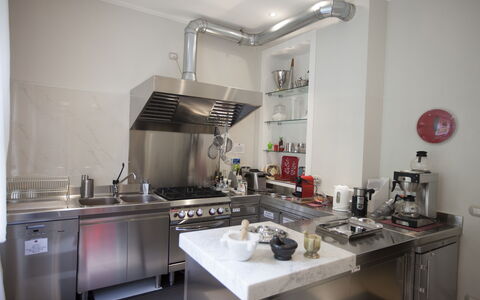 Villa Ermelinda: Cabinetry, Lavello, Proprietà, Controsoffitto, Lavandino Della Cucina, Elettrodomestico Da Cucina, Cucina Stufa, Rubinetto, Elettrodomestico, Stufa A Gas