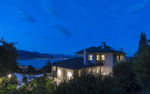 Villa Ermelinda: Acqua, Cielo, Costruzione, Atmosfera, Blu, Finestra, Azzurro, Nube, Albero, Casa