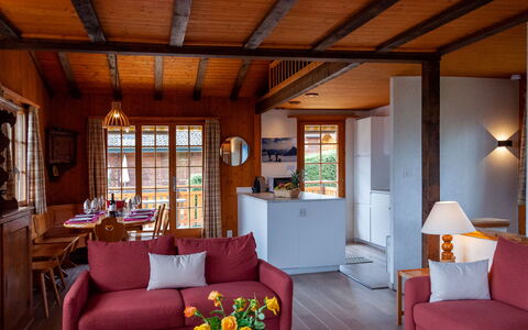 Petite Plaisance: Mobilia, Tavolo, Divano, Cornice, Interior Design, Legna, Pianta, Soggiorno, Pavimento, Lampada
