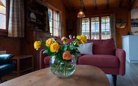 Petite Plaisance: Tavolo, Fiore, Mobilia, Finestra, Costruzione, Pianta, Vaso, Legna, Interior Design, Divano