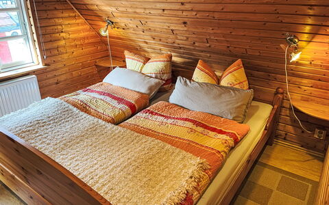 Brigitte: Camera Da Letto, Letto, Legna, Interior Design, Mobilia, Lenzuolo, Bedding, Pavimentazione, Pavimento, Camera