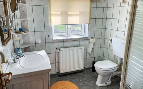 Brigitte: Idraulico Fixture, Bagno, Toilet Seat, Gabinetto, Pavimentazione, Interior Design, Lavello, Lavandino Del Bagno, Pavimento, Rubinetto