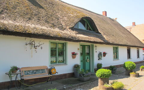 Brigitte: Pianta, Cielo, Costruzione, Proprietà, Finestra, Thatching, Casa, Panchina, Porta, Villetta