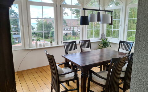 Villa am Meer: Legna, Camera, Pavimento, Interior Design, Pavimentazione, Latifoglie, Bicchiere, Tavolo, Mobilia, Sedia