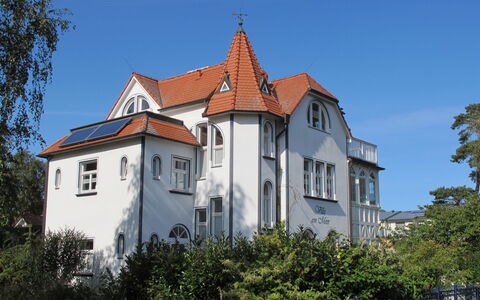 Villa am Meer: Finestra, Proprietà, Architettura, Facciata, Immobiliare, Casa, Costruzione, Tetto, Casa, Campanile