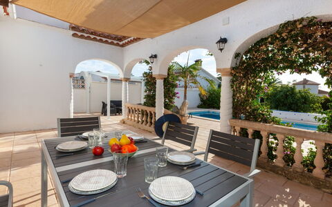 Villa del Capitan: Proprietà, Interior Design, Camera, Tavolo, Immobiliare, Mobili Da Esterno, Mobilia, Soffitto, Tavolo Esterno, Interior Design