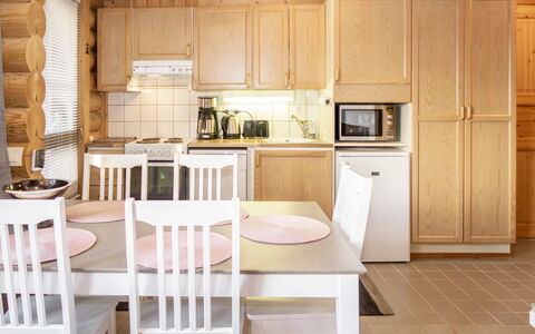 Rukan Roihu: Cucina, Mobilia, Elettrodomestico Da Cucina, Interior Design, Legna, Cabinetry, Pavimentazione, Controsoffitto, Apparecchio Major, Pavimento