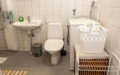 Rukan Roihu: Idraulico Fixture, Bagno, Toilet Seat, Lavello, Lavandino Del Bagno, Gabinetto, Pavimentazione, Interior Design, Pavimento, Idraulico