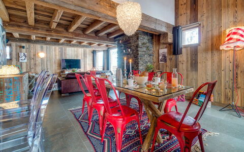 Denali: Proprietà, Tavolo, Mobilia, Decorazione, Sedia, Legna, Illuminazione, Interior Design, Architettura, Costruzione