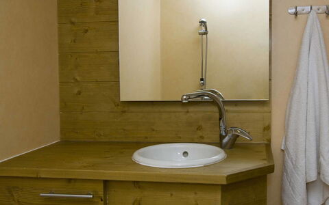 Les Orres 651: Rubinetto, Specchio, Idraulico Fixture, Lavello, Lavandino Del Bagno, Bagno, Rettangolo, Legna, Pavimento