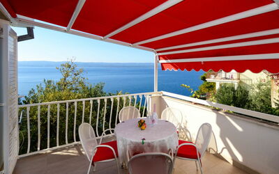 Omiš 901: Tavolo, Pianta, Mobilia, Proprietà, Cielo, Sedia, Azzurro, Shade, Costruzione, Ombrello