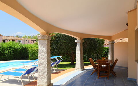 Costa Rei 659: Proprietà, Immobiliare, Mobilia, Piscina, Mobili Da Esterno, Interior Design, Shade, Azzurro, Sedia, Ricorrere
