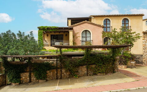 Rokkaria: Cielo, Pianta, Nube, Costruzione, Finestra, Lotto, Casa, Paesaggio, Albero, Immobiliare