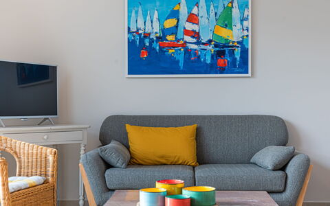 Le Ponant: Tavolo, Cornice, Mobilia, Divano, Blu, Rettangolo, Tessile, Arancia, Costruzione, Interior Design