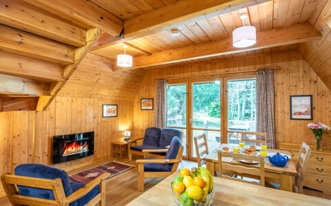 Rowan Cottage: Mobilia, Proprietà, Finestra, Tavolo, Divano, Costruzione, Legna, Pianta, Interior Design, Soggiorno