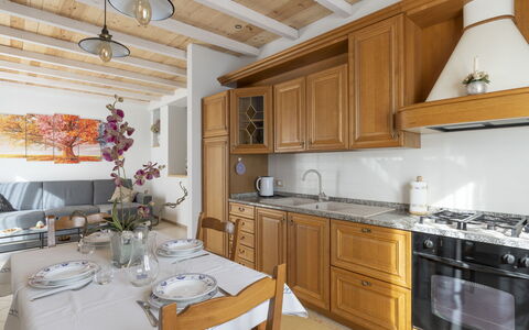 Casa 51: Cabinetry, Proprietà, Mobilia, Tavolo, Controsoffitto, Interior Design, Legna, Pavimentazione, Architettura, Pavimento