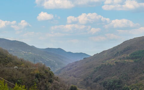 Casa 51: Nube, Cielo, Montagna, Ecoregione, Pianta, Ambiente Naturale, Paesaggio Naturale, Albero, Fenomeno Atmosferico, Terreno