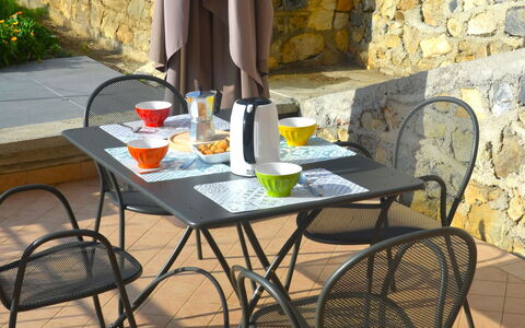 Casa 51: Tavolo, Mobilia, Pianta, Sedia, Tavolo Esterno, Tavola, Mobili Da Esterno, Costruzione, Interior Design, Giallo