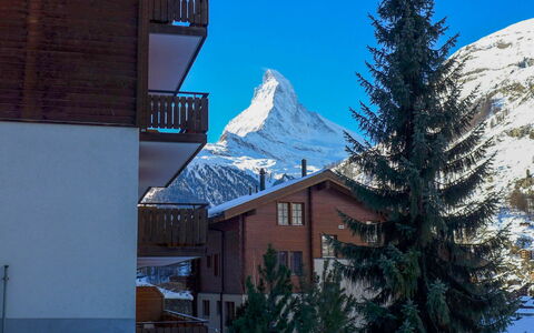 Shangri la: Cielo, Costruzione, Giorno, Proprietà, Neve, Finestra, Luce, Azzurro, Montagna, Pendenza