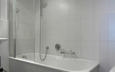 Shangri la: Rubinetto, Idraulico Fixture, Proprietà, Soffione Doccia, Costruzione, Doccia, Bagno, Vasca Da Bagno, Interior Design