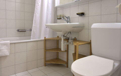 Chesa Ginellas: Idraulico Fixture, Proprietà, Rubinetto, Lavello, Bagno, Pianta, Costruzione, Lavandino Del Bagno, Interior Design