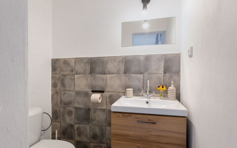 Brníčko: Rubinetto, Specchio, Idraulico Fixture, Lavandino Del Bagno, Mobiletto Del Bagno, Lavello, Proprietà, Cabinetry, Bagno, Viola