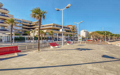 Les Tamaris: Cielo, Giorno, Costruzione, Street Luce, Manto Stradale, Azzurro, Albero, Shade, Asfalto, Arecales