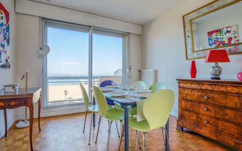 Les Tamaris: Tavolo, Mobilia, Proprietà, Sedia, Blu, Azzurro, Legna, Cabinetry, Interior Design, Finestra