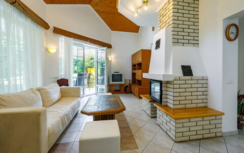 Viewpoint Tower: Proprietà, Mobilia, Divano, Cabinetry, Interior Design, Illuminazione, Mensola, Pavimento, Pavimentazione, Legna