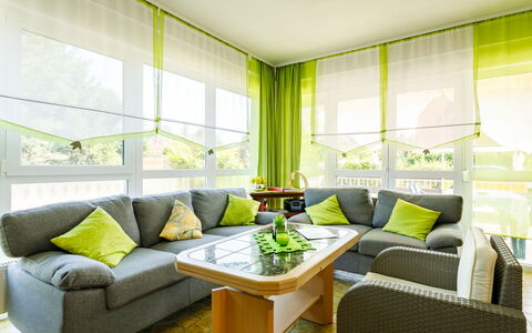 Sunny Day: Mobilia, Divano, Proprietà, Tavolo, Prodotto, Comfort, Interior Design, Cuscino, Soggiorno, Divano Letto