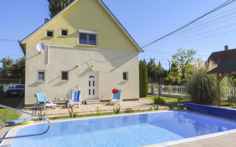 Sunny Day: Piscina, Zona Residenziale, Casa, Ricorrere, Insediamento Umano, Villetta, Tempo Libero, Estate, Villa, Backyard