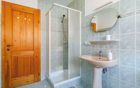 Renata: Specchio, Rubinetto, Idraulico Fixture, Lavandino Del Bagno, Proprietà, Lavello, Bagno, Pianta, Porta