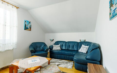 Renata: Divano, Proprietà, Mobilia, Tavolo, Cornice, Azzurro, Legna, Finestra, Interior Design, Illuminazione
