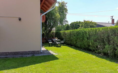 Renata: Pianta, Proprietà, Cielo, Costruzione, Albero, Architettura, Lotto, Vegetazione, Shade, Erba