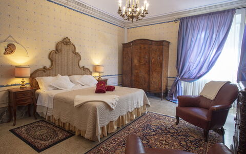 Villa Asciolo: Illuminazione, Interior Design, Camera, Pavimento, Letto, Proprietà, Mobilia, Tessile, Pavimentazione, Parete