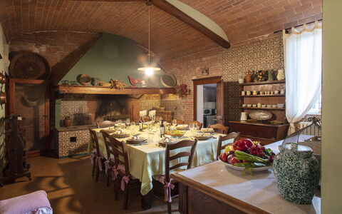 Villa Asciolo: Tovaglia, Camera, Interior Design, Tavolo, Soffitto, Mobilia, Interior Design, Biancheria, Sala Da Pranzo, Complementi D'Arredo
