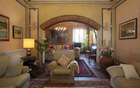 Villa Asciolo: Interior Design, Camera, Soggiorno, Mobilia, Parete, Divano, Tavolo, Interior Design, Casa, Soffitto