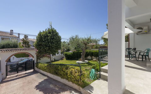 Aeris: Proprietà, Immobiliare, Zona Residenziale, Shade, Giardino, Mobili Da Esterno, Cortile, Calcestruzzo, Driveway, Urban Design