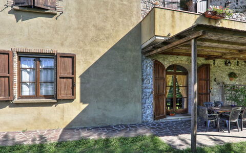 Agriturismo Le Selvole: Pianta, Finestra, Proprietà, Costruzione, Architettura, Legna, Quartiere, Parete, Villetta, Portico