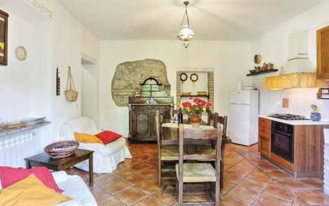 Agriturismo Le Selvole: Mobilia, Cabinetry, Cornice, Tavolo, Illuminazione, Legna, Pianta Della Casa, Interior Design, Soggiorno, Cassetto