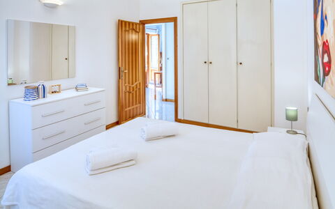 Luigina - Levanto: Camera, Legna, Proprietà, Letto, Tessile, Interior Design, Pavimento, Biancheria, Parete, Porta